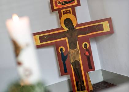 Taize-Kreuz mit Osterkerze